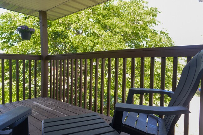 Covered deck with great shade. - 523 Kimberlite St