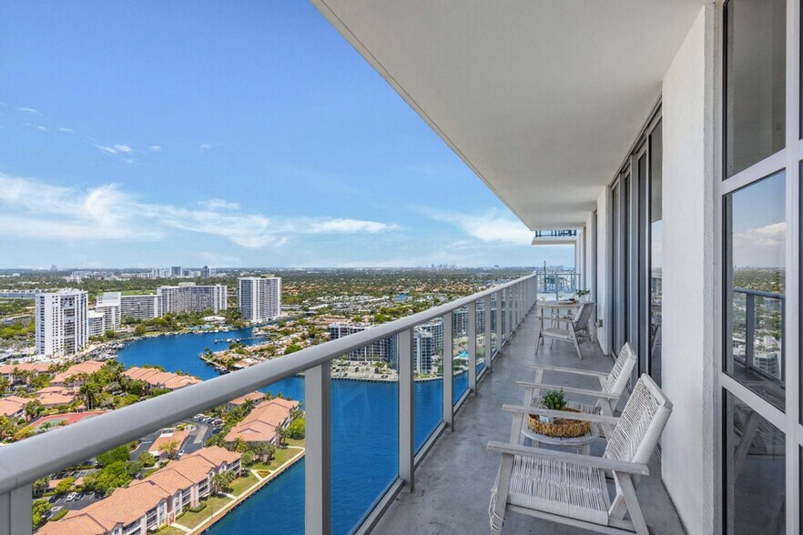 Building Photo - 4010 S Ocean Dr