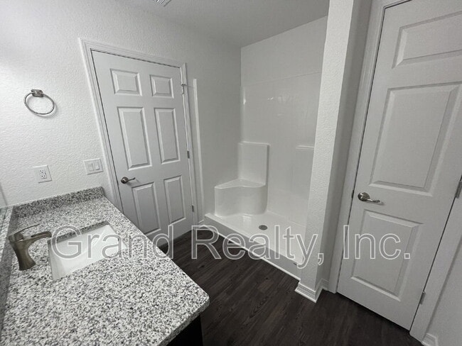 Building Photo - 6217 Fox Run St