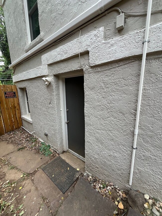 Building Photo - Charming 2-Bed/1-Bath Basement Apartment -...