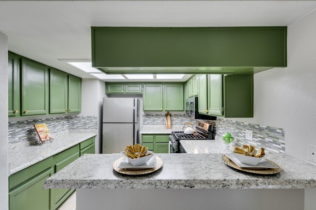 Building Photo - Remodeled 2 Bedroom 2 Bath Condo