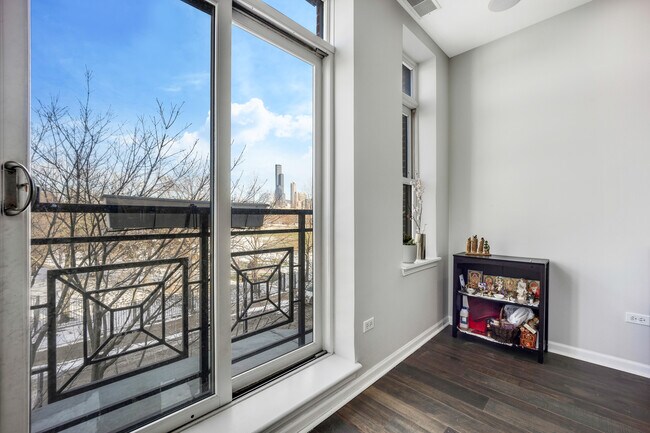 Building Photo - 947 W 14th Pl