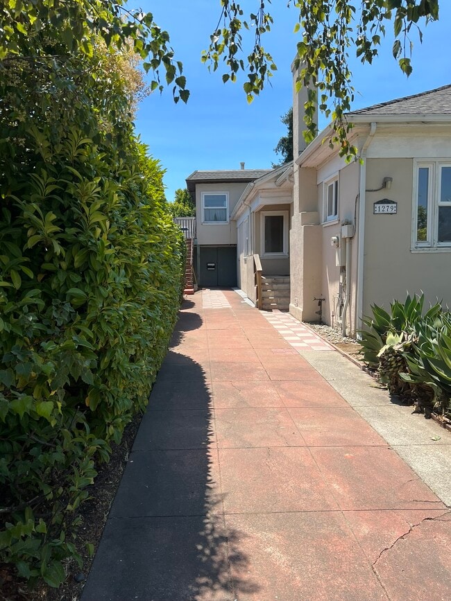 Building Photo - 1279 California Dr