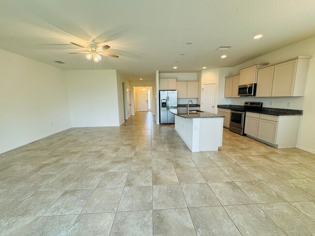 Building Photo - Gorgeous 4 bedroom, 2.5 bathroom HOME in W...