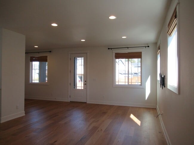 Building Photo - Light and Bright 3 bedroom, 1.5 bath home in Tehaleh