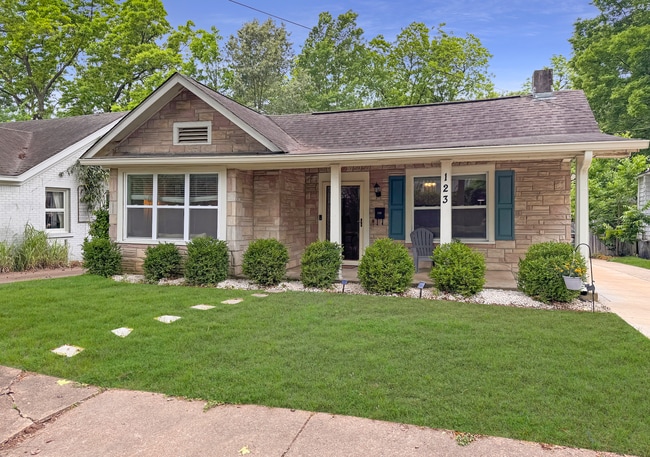 Primary Photo - Large 4 bedroom, 3 bath home recently updated near Chickasaw Gardens