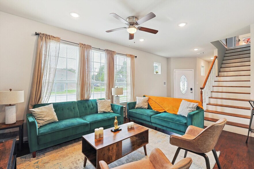 Primary Photo - 200 E Rogers St