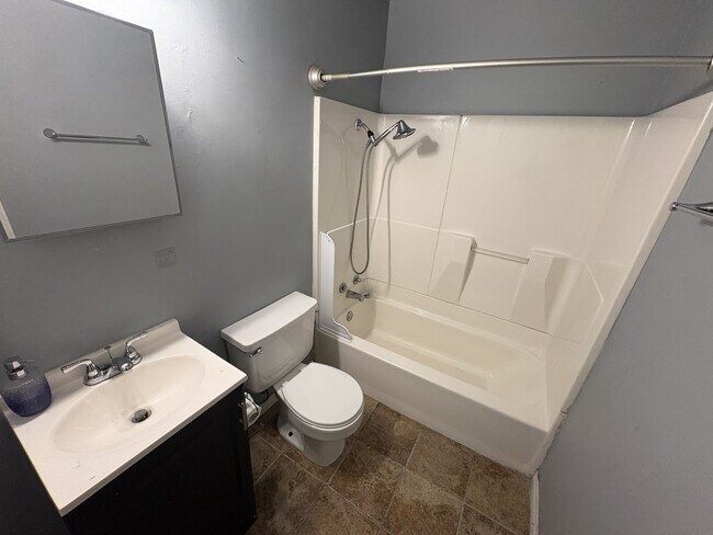 Building Photo - 627 E Young Pl