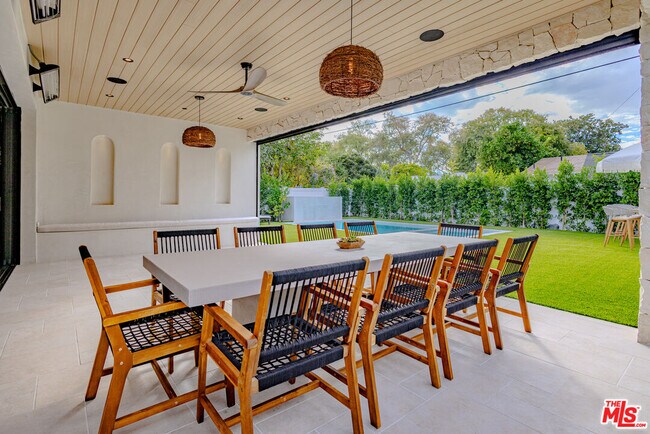 Building Photo - 4705 Saloma Ave