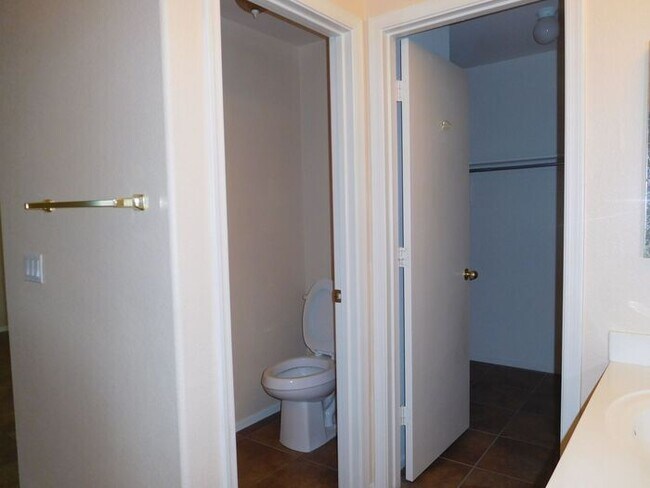 Building Photo - Lovely 4-bedroom, 2-bathroom home located ...