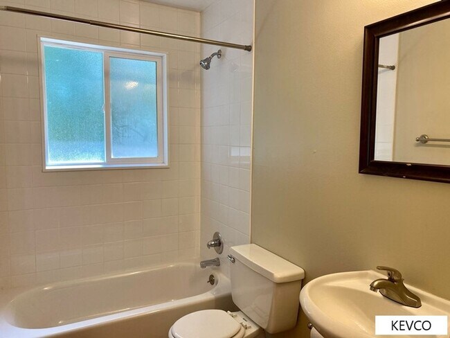 Building Photo - Great and Spacious Home with Backyard!