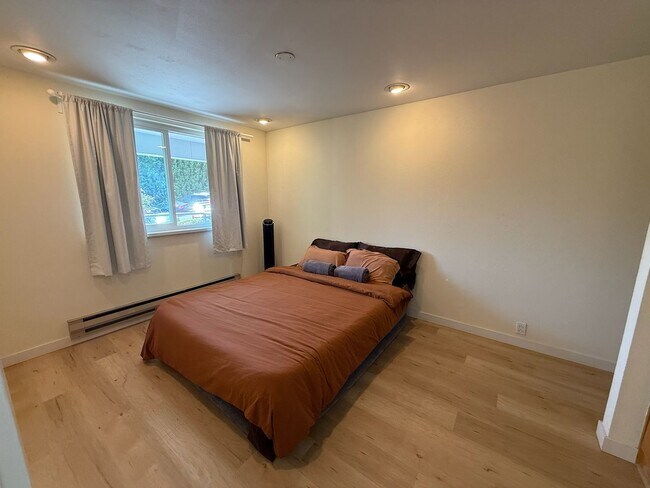 Building Photo - Lake Washington waterfront living with lak...