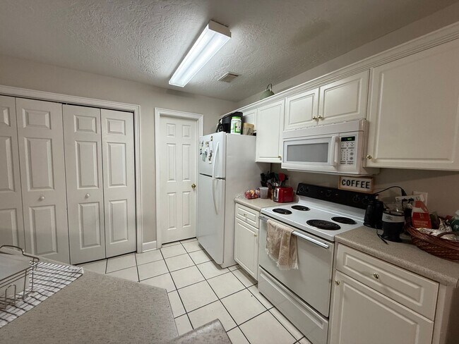 Building Photo - Great 2 Bedroom 2 Bath Townhouse with Garage