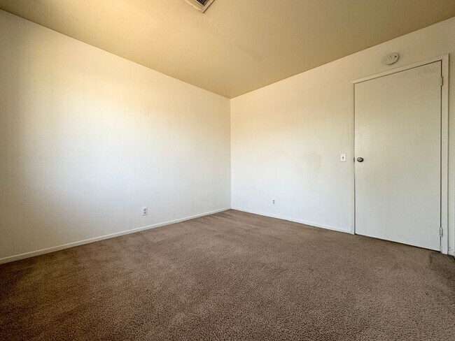 Building Photo - COMING SOON!! 3 Bedroom 2 Bathroom Apartment in Cathedral City!