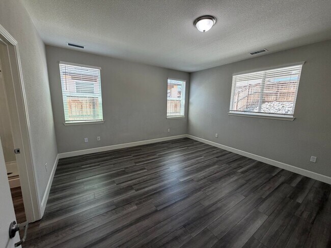 Building Photo - 3 bed/ 2 bath Reno home available in the Wild Stallion Estates