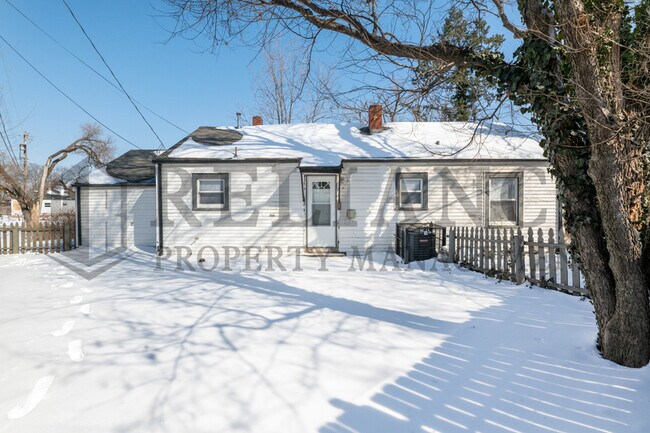 Building Photo - 4825 E Pine St