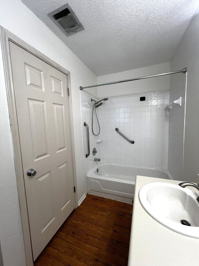 Building Photo - South Austin 3-bedroom/2-bath Home Reduced...