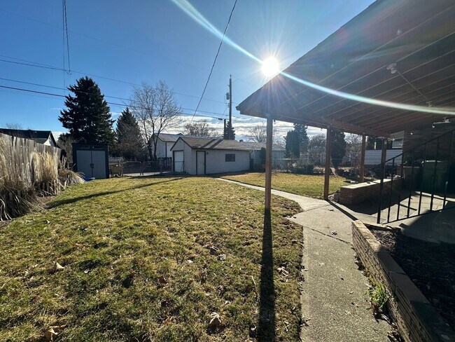 Building Photo - Dont Miss this 3 Bedroom 2 Bath Shadle Rancher