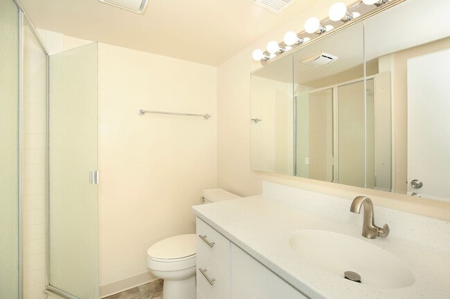 Building Photo - Renovated Kahala Towers-3 bedroom, 2 bath,...