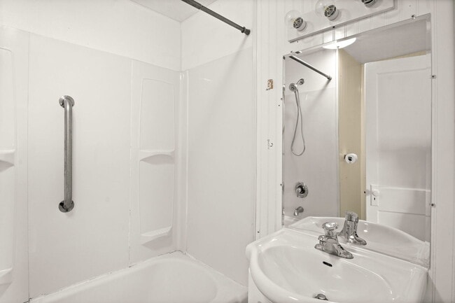 Building Photo - 827 E Wilson St