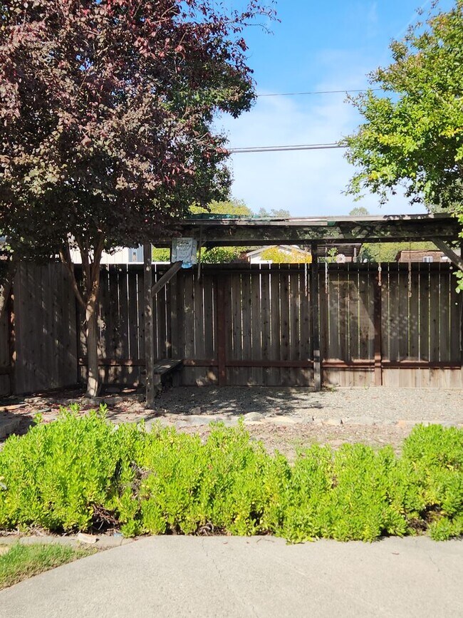 Building Photo - Lovely 4 bedrooms, 3 bathrooms in Windsor