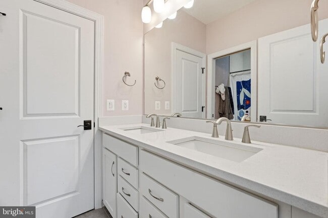 Building Photo - 2516 Villanova Dr