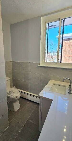 Building Photo - 498 Fountain St