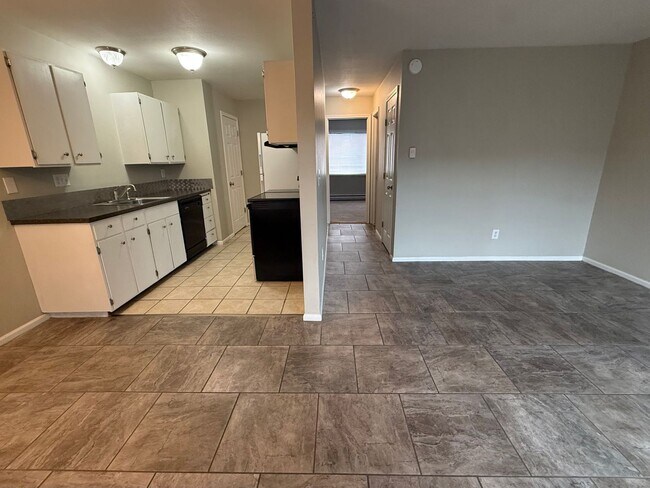 Building Photo - Now renting 1 bedroom Condo Downstairs