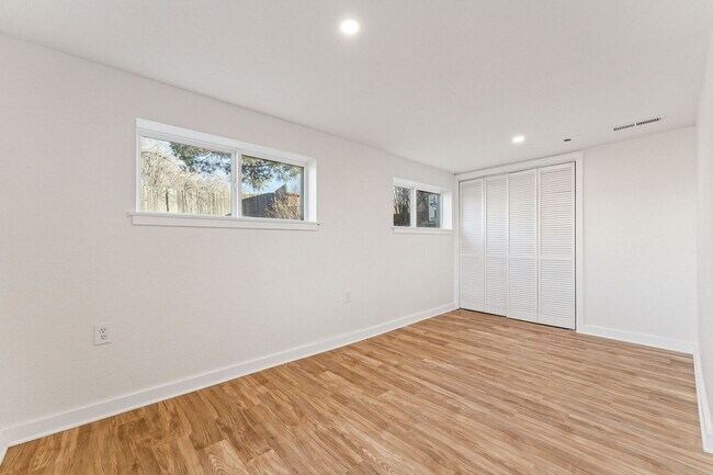 Building Photo - 1Bed/1Bath Apartment with HUGE Private Yard!