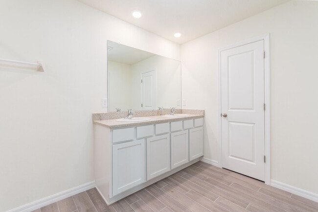 Building Photo - Beautiful 4 Bed, 2.5 Bath Home in the Desi...