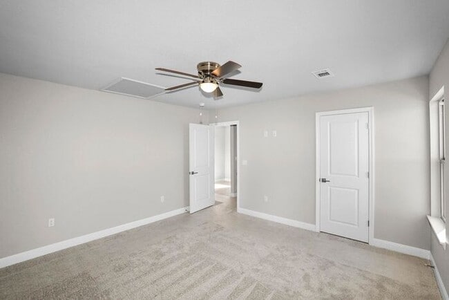 Building Photo - 7628 Woodford Ave