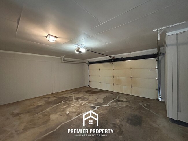 Building Photo - 3BR/2BA Home w/ Vaulted Ceilings, Brick Fireplace & 2-Car Garage in Memphis