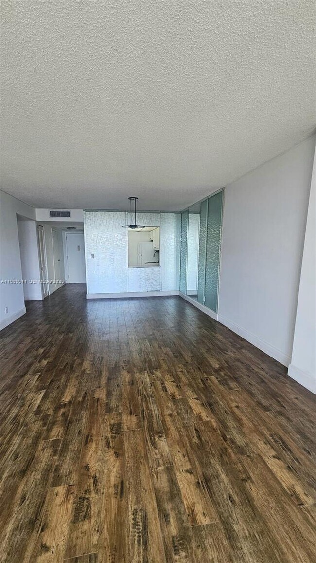 Building Photo - 1000 Parkview Dr