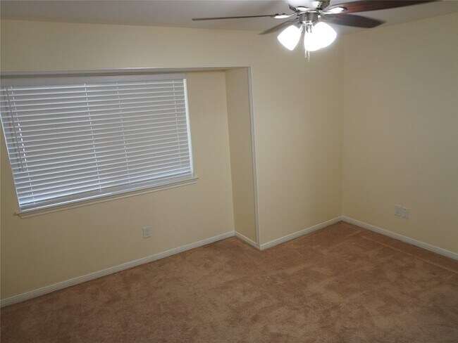 Building Photo - 31 N Lakeridge Cir