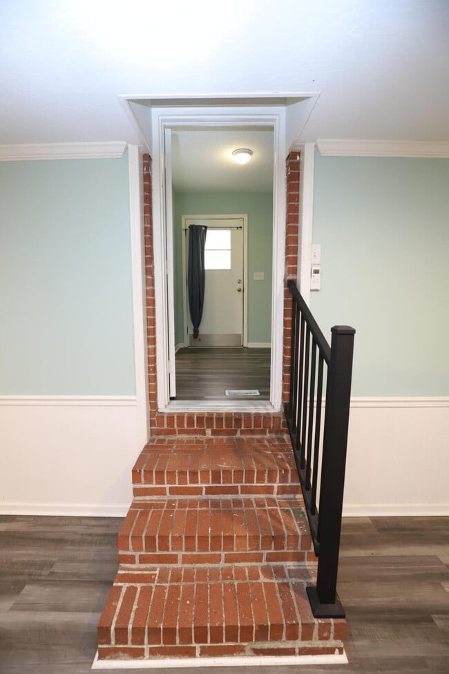 Building Photo - 807 N Guignard Dr