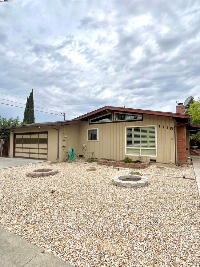 Primary Photo - 1115 N P St