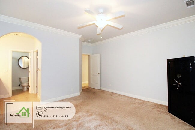 Building Photo - 2052 Hedgerow Ave