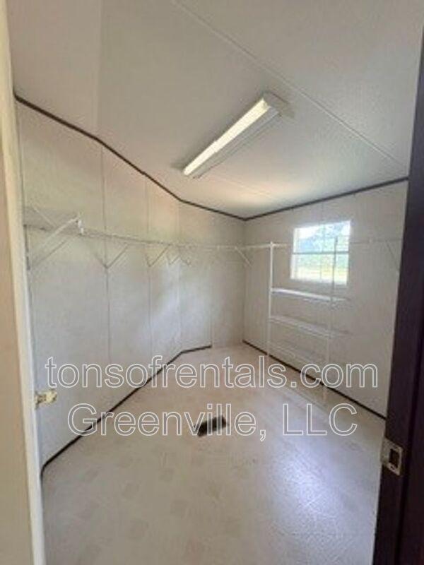 Building Photo - 255 Pine Dr