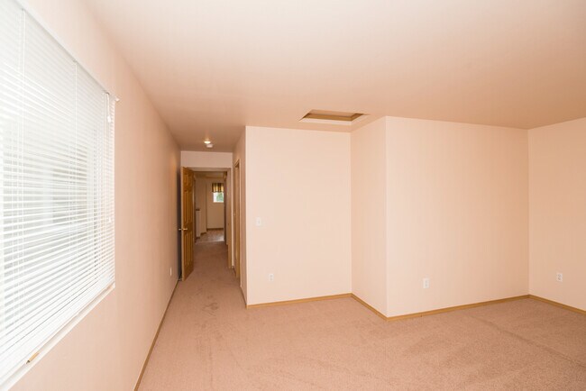 Building Photo - 4 Bedroom 2.5 Bath Home in Puyallup