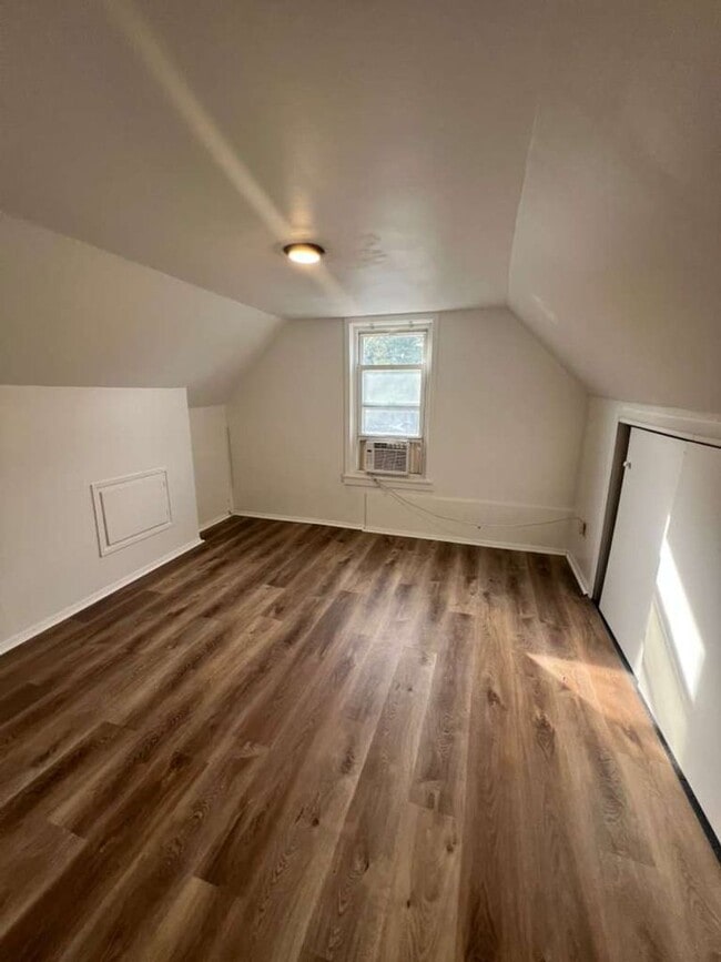 Building Photo - Updated 3-Bedroom Single-Family Home in th...