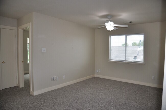 Building Photo - 20734 Settlers Lake Cir N
