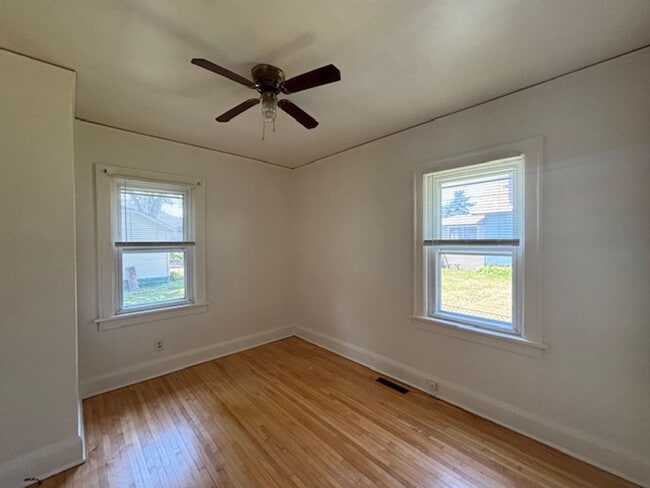 Building Photo - Charming 2+ Bedroom Single Family on a gre...