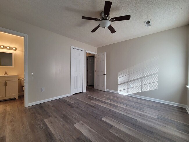 Building Photo - 3 bedroom 2 bath brick ranch in great loaction .