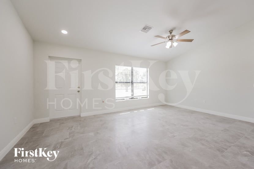 Building Photo - 3200 SE 5th St