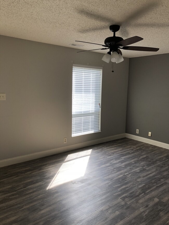 Building Photo - Park Charles South