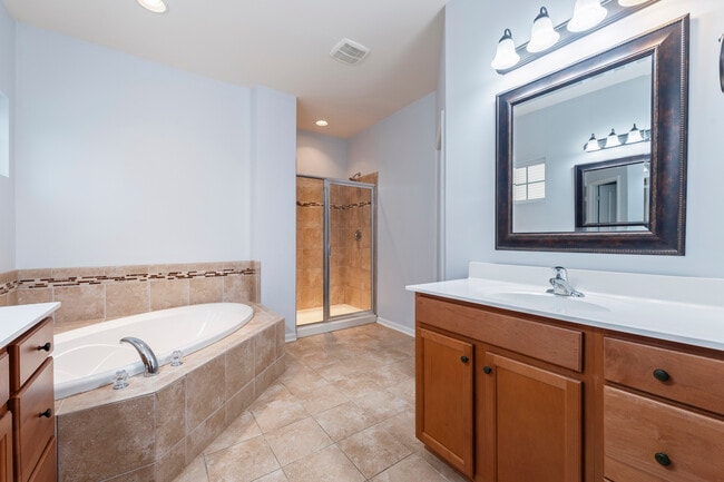 Building Photo - 586 Harrison Dr NW