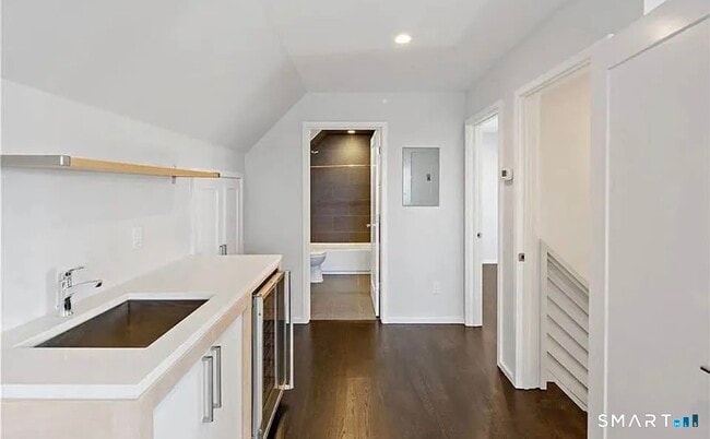 Building Photo - 24 Avery St