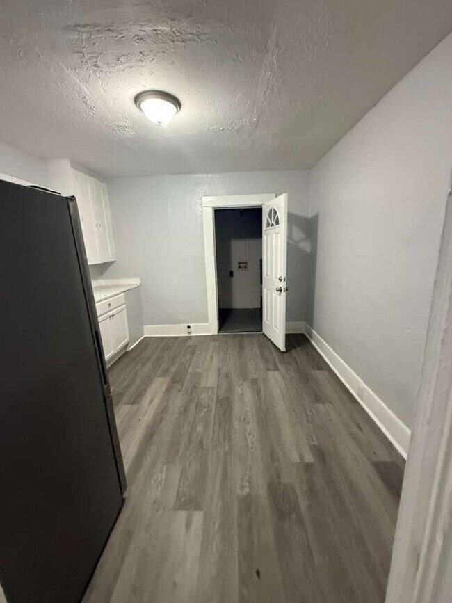 Building Photo - Fully Renovated 2/1-Single Family,  Available for Immediate Rent!
