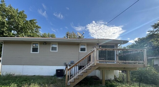 Building Photo - 224 SW Kingscross Rd