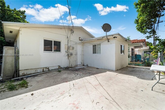 Building Photo - 3437 SW 25th St